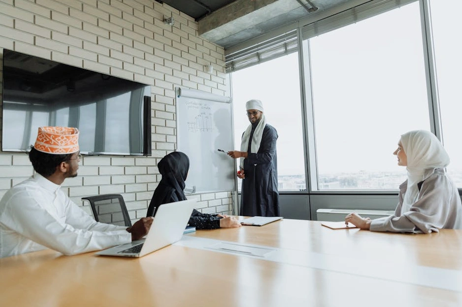 Team diversificato di professionisti che collabora in un moderno ufficio